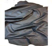 Carica l&#39;immagine nel visualizzatore di Gallery, Stock pelli nere stampate
