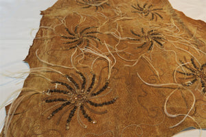 Pelle ricamata a mano con  piume