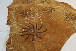 Pelle ricamata a mano con  piume