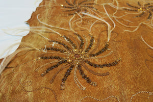 Pelle ricamata a mano con  piume