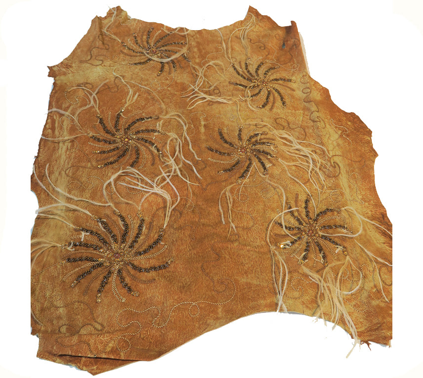 Pelle ricamata a mano con  piume